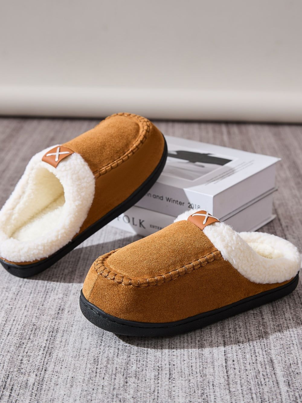 Contrast Round Toe Flat Slippers