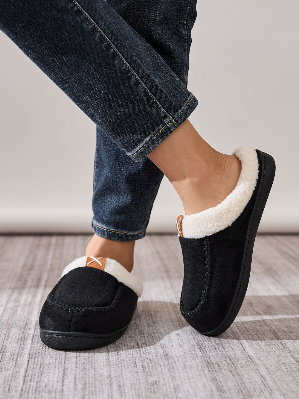 Contrast Round Toe Flat Slippers